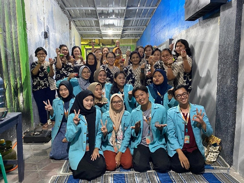 Mahasiswa KKN UNS 254 Mengajak Ibu-Ibu PKK RT 04/ RW 08 Kelurahan Purwodiningratan, Kota Surakarta dalam Pengolahan Minyak Jelantah Menjadi Lilin Aromaterapi